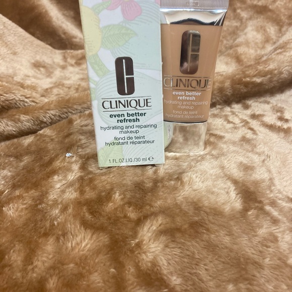 CLINIQUE EVEN BETTER REFRESH HYDRATING AND REPAIRING MAKEUP - Picture 6 of 6
